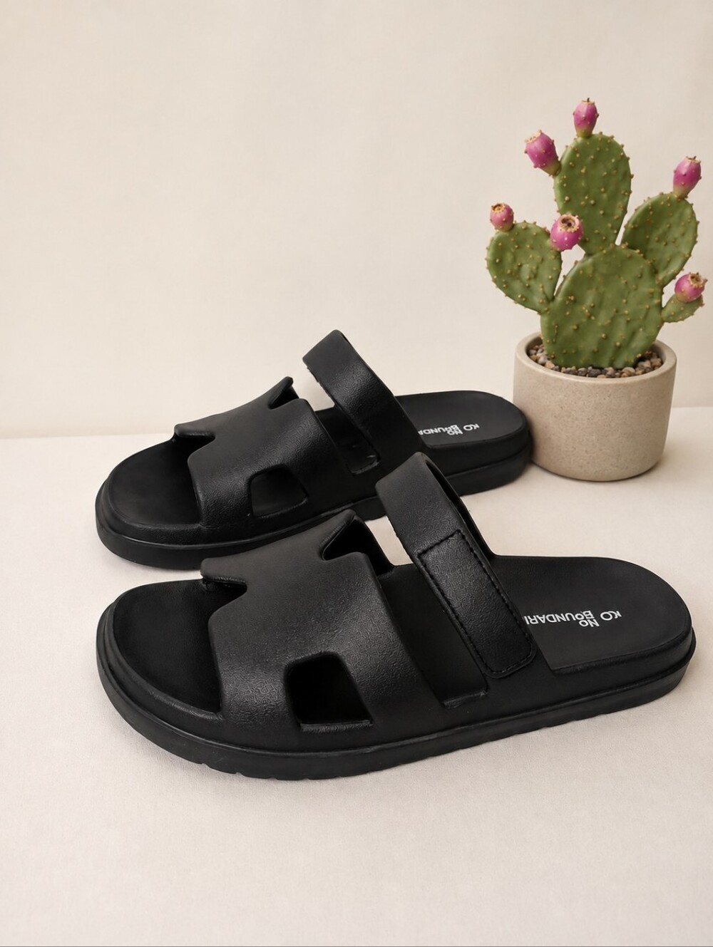 Women's Size 9 No Boundaries Geo Slide Sandals | Black